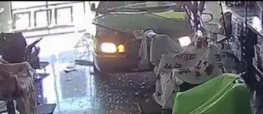 بالفيديو: محاولة ركن فاشلة.. سيارة تداهم صالون حلاقة